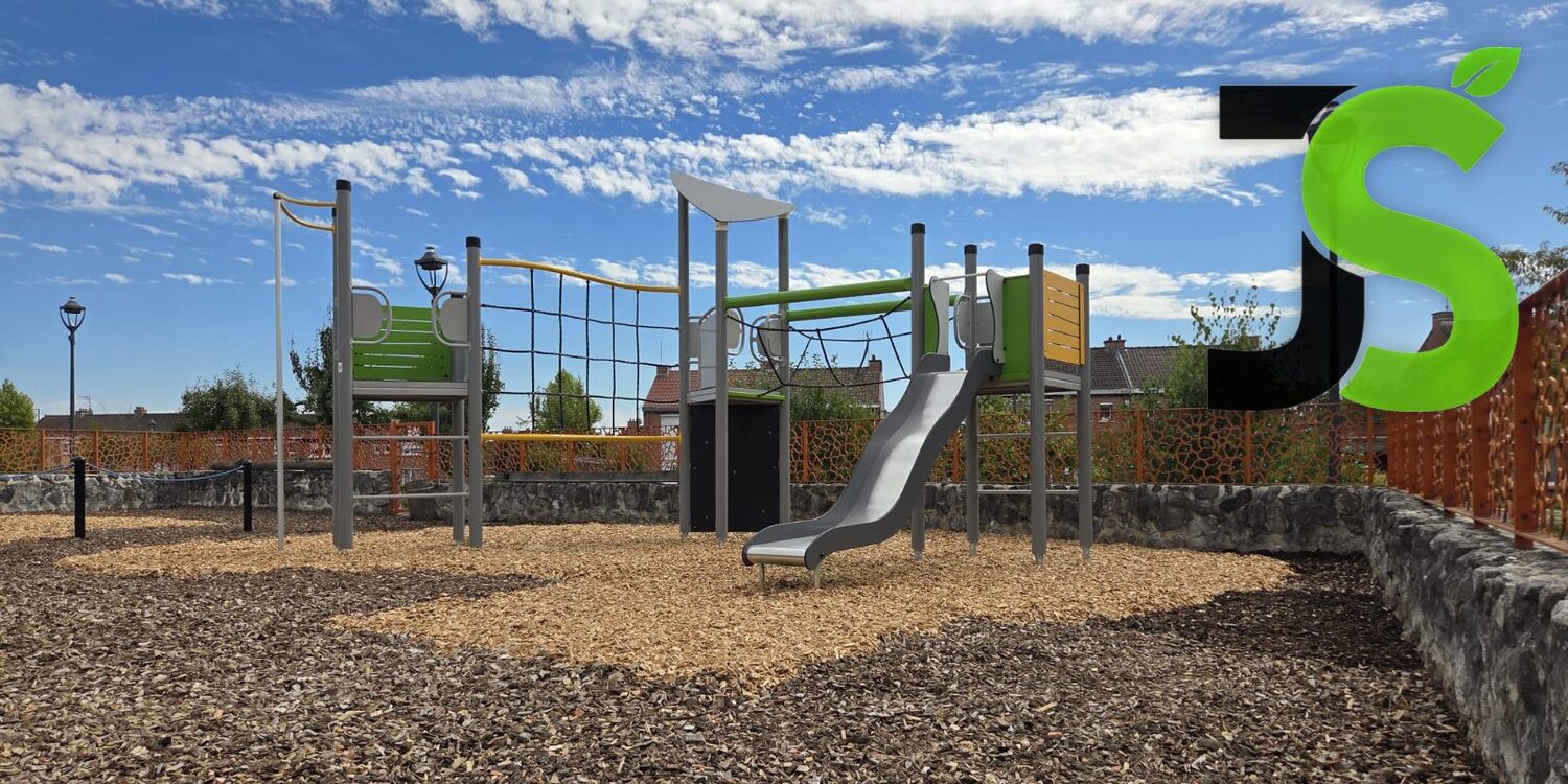 Structure multijeux avec toboggan et filet d'escalade terminée — aire de jeux Dainville, Arras
