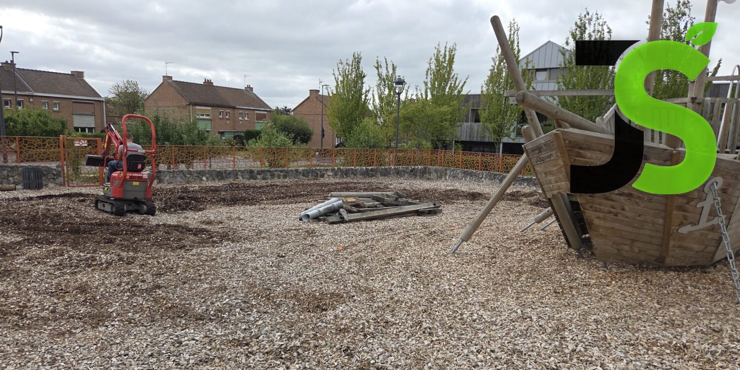 Terrassement à la mini-pelle d'une aire de jeux à Dainville près d'Arras — JS Aménagement