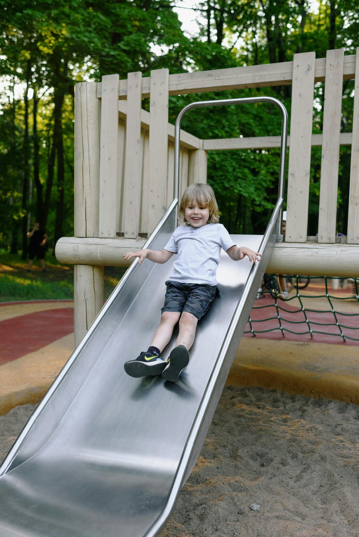Enfant jouant sur une aire de jeux sécurisée — JS Aménagement