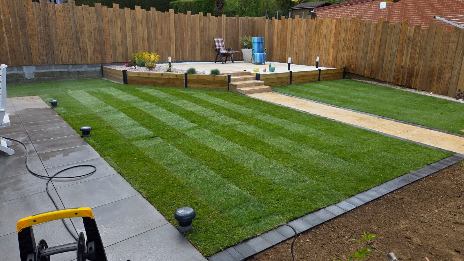 Jardin complet gazon en rouleau, terrasse bois surélevée et éclairage — JS Aménagement