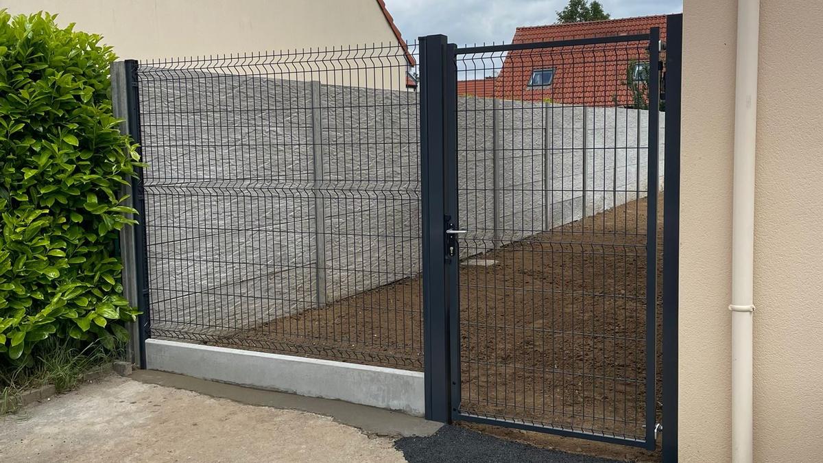 Portail grillage anthracite avec soubassement béton — JS Aménagement