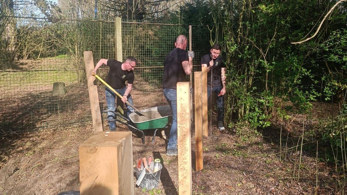 Pose de clôture bois par l'équipe JS Aménagement