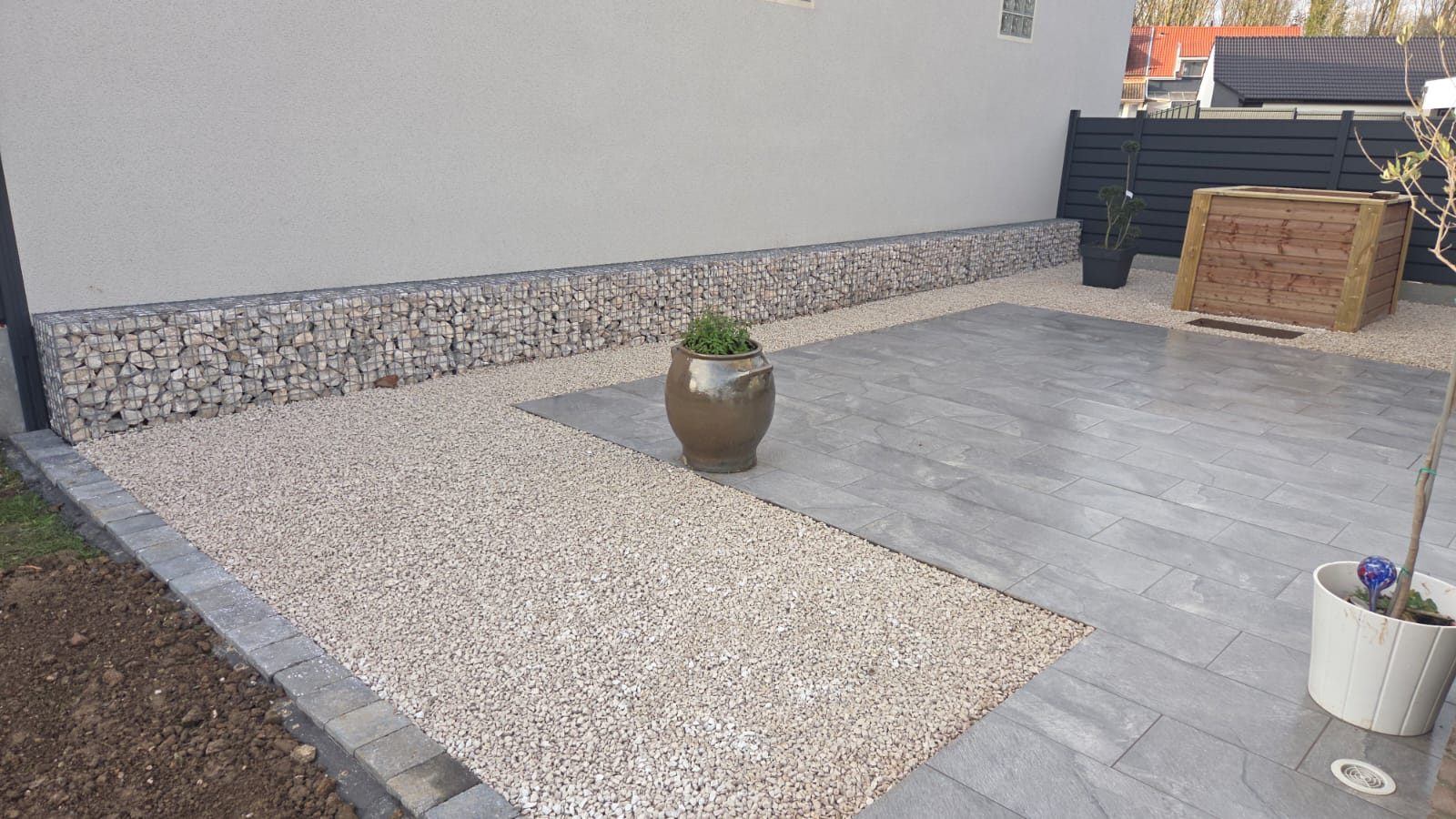 Terrasse grès cérame avec gabion décoratif et graviers — JS Aménagement