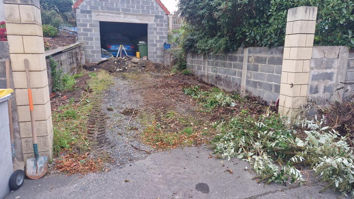 Entrée de garage avant travaux — JS Aménagement