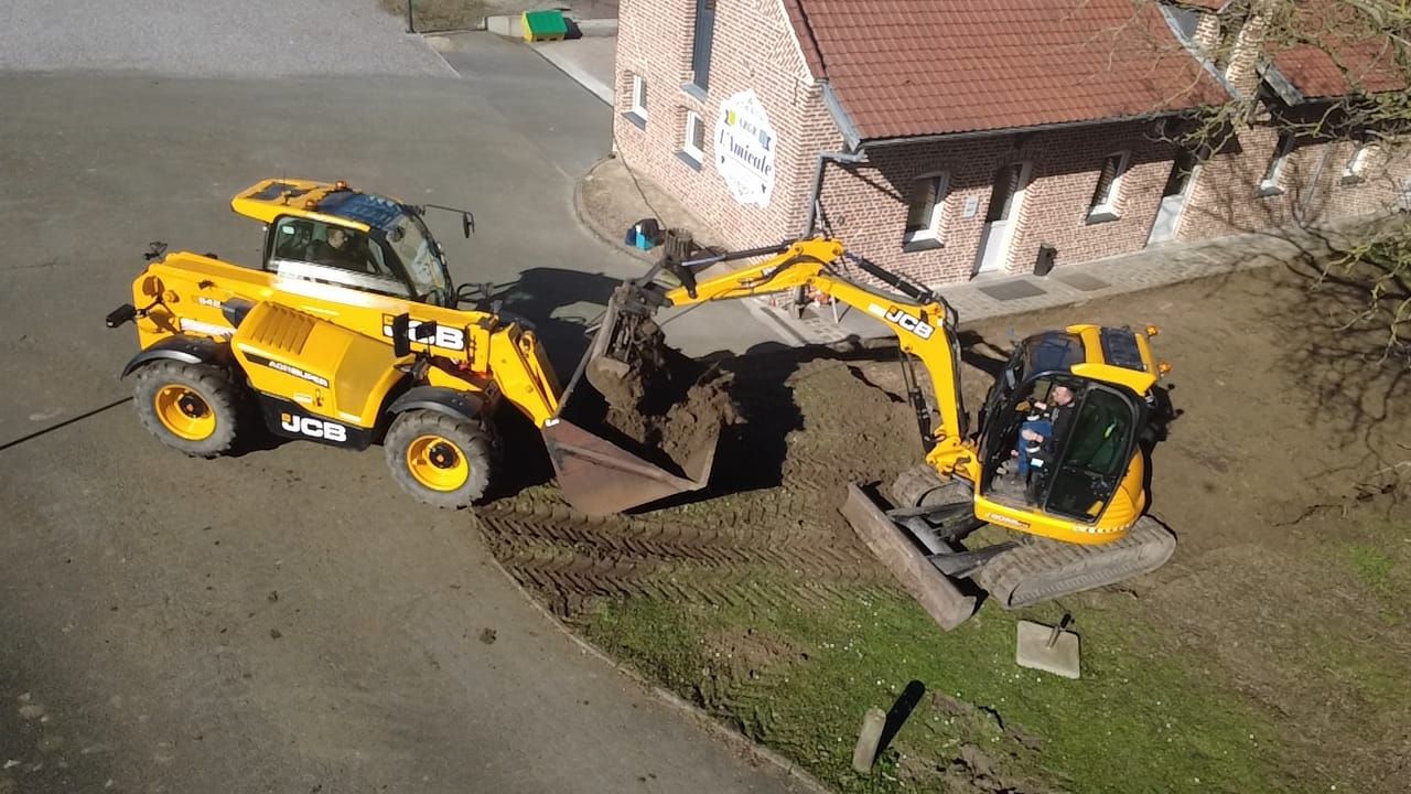 Terrassement vue drone — deux engins JCB sur chantier L'Amicale — JS Aménagement