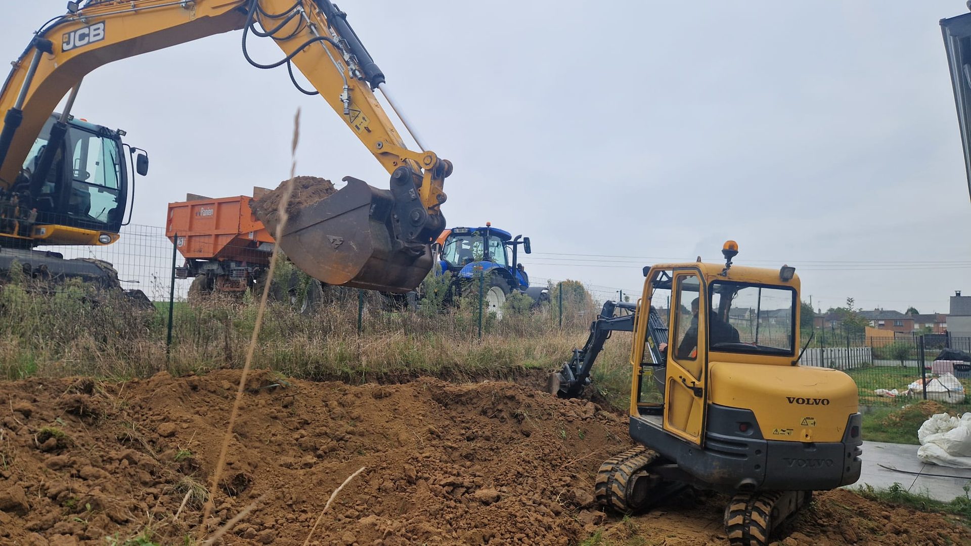 Terrassement grosse pelle JCB et mini-pelle Volvo — JS Aménagement